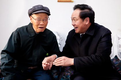 牛书成副书记与老红军赵超亲切交谈