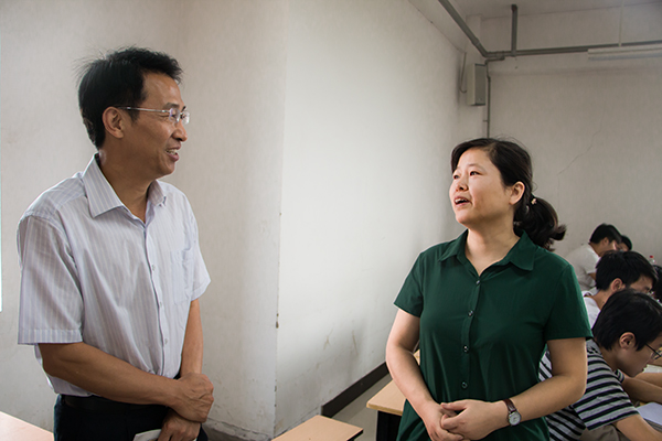 新学期第一天校领导深入教学一线