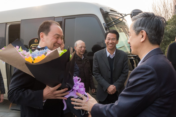 河南省委副书记邓凯莅临我校看望慰问魏世忠教授02