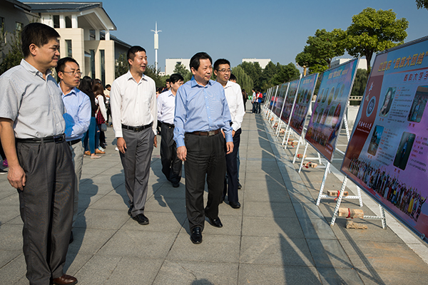 学校举办“迎国庆·民族大团结”图片巡展